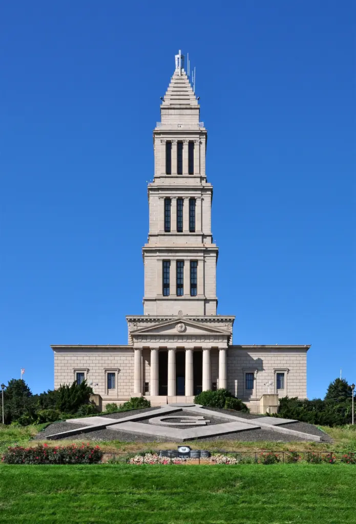 The stepped granite tower of the George Washington Masonic National Memorial above its front portico and lawn