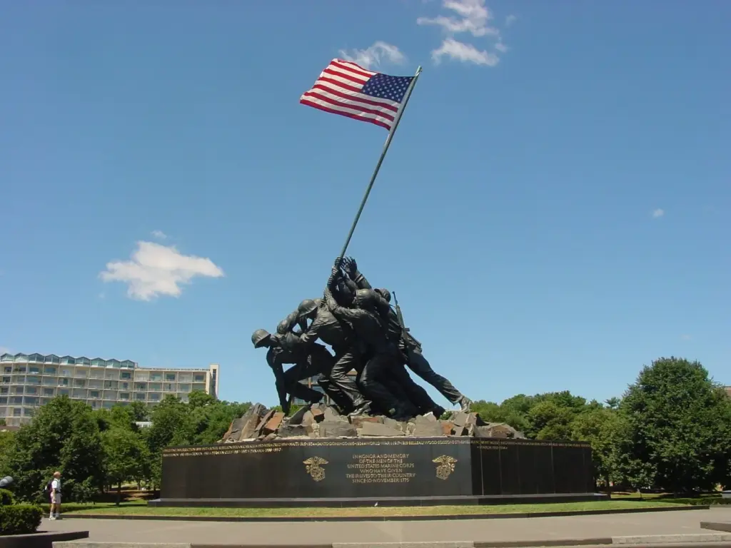 Bronze flag-raising statue of the U.S. Marine Corps War Memorial on its black granite base
